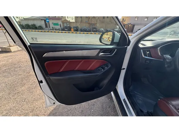Car image 9