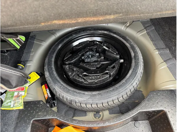 Car image 19