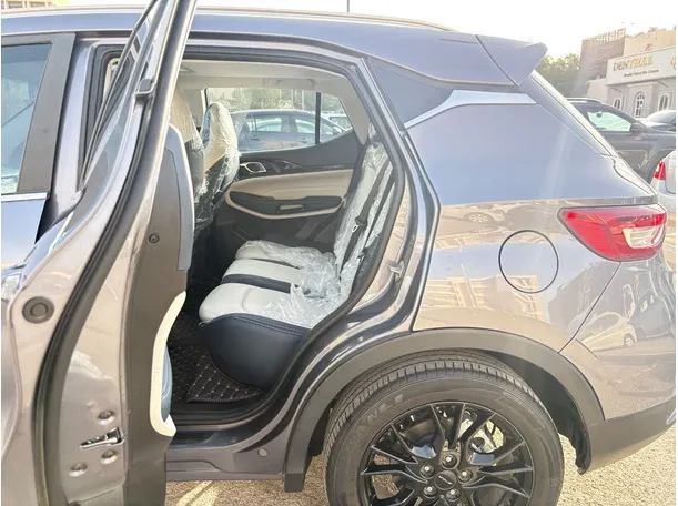 Car image 15