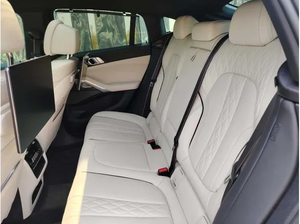 Car image 17