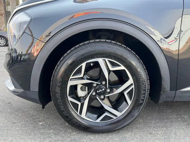 Car image 9