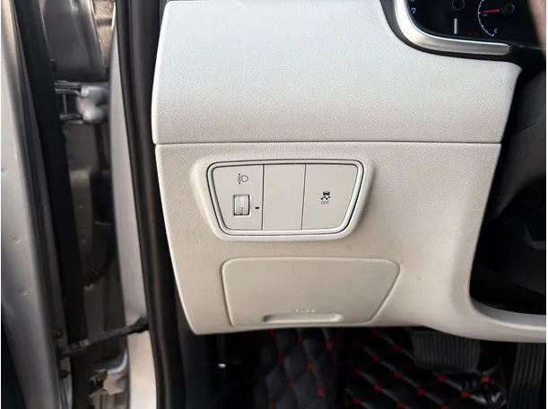 Car image 26
