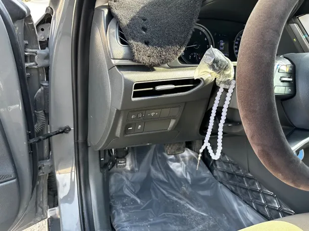 Car image 25