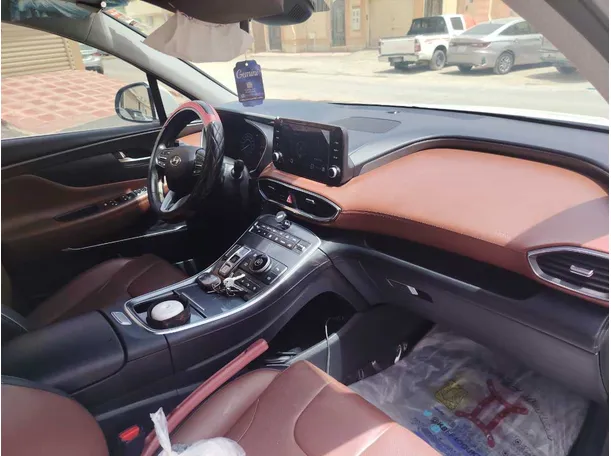 Car image 14