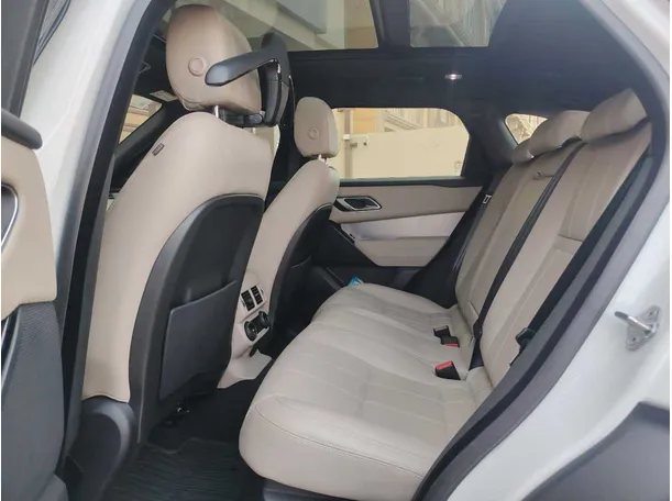 Car image 19