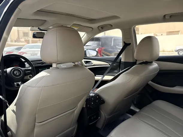 Car image 14
