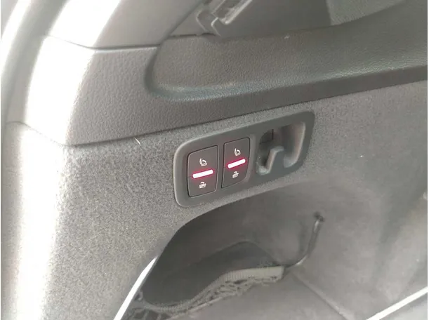 Car image 32