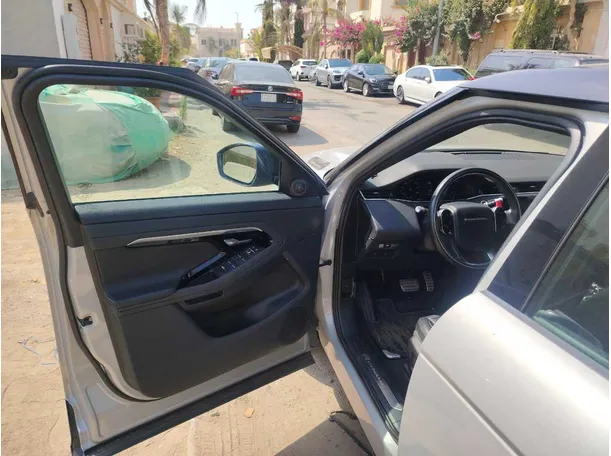 Car image 12