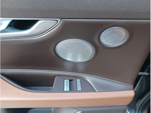 Car image 24