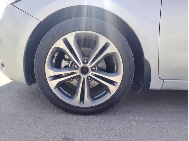 Car image 10