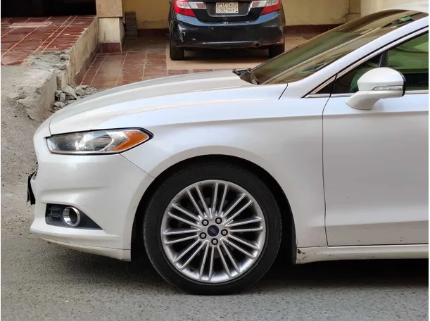 Car image 9