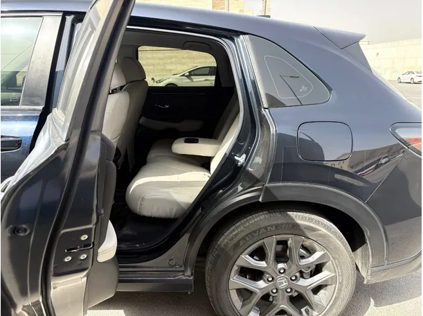 Car image 15