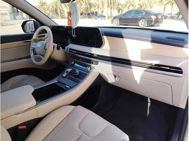 Car image 14