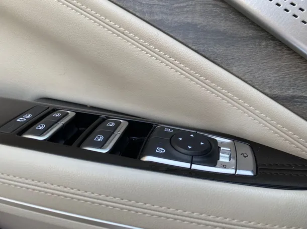 Car image 27