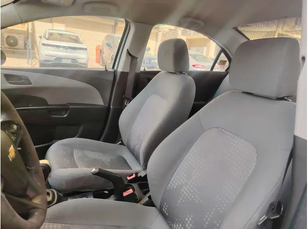 Car image 14