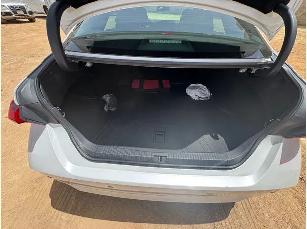 Car image 18