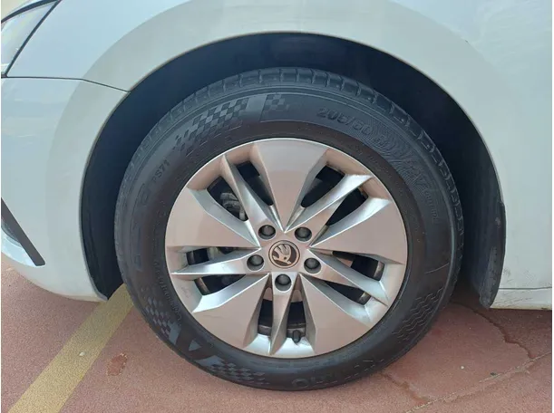 Car image 9