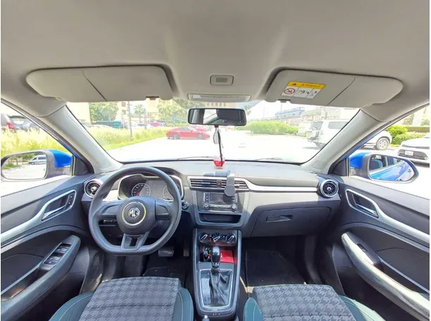 Car image 14