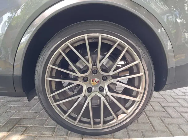 Car image 9