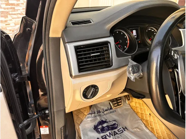 Car image 28