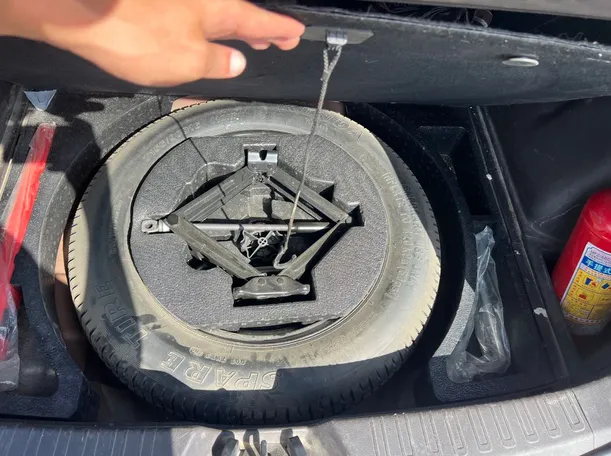 Car image 26
