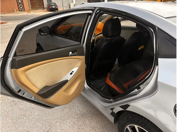 Car image 13