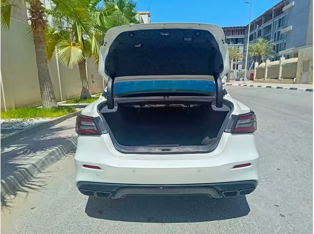 Car image 32