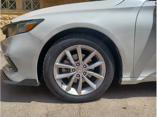 Car image 9