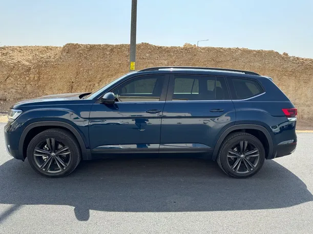 Car image 8