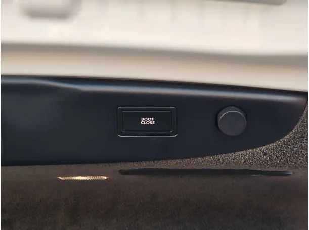 Car image 37