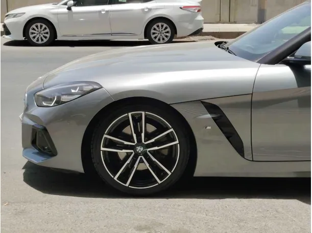 Car image 9