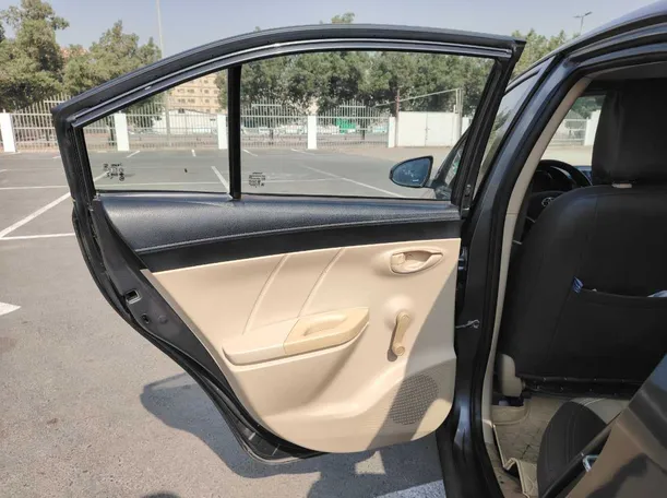 Car image 14