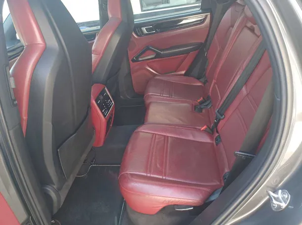 Car image 14