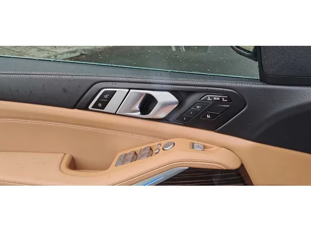 Car image 27