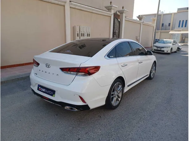 Car image 5