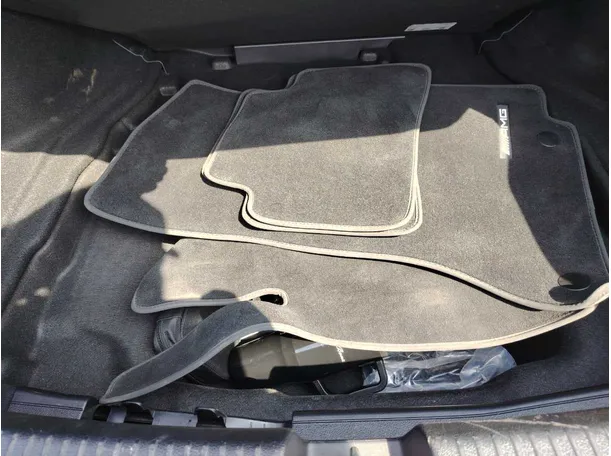 Car image 24