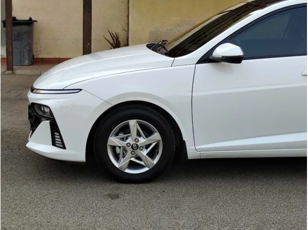 Car image 9
