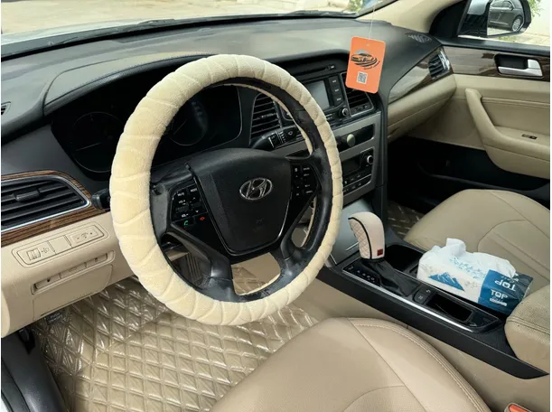 Car image 12