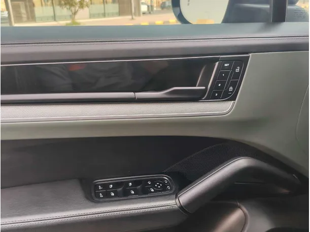Car image 27