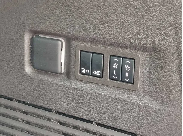 Car image 34