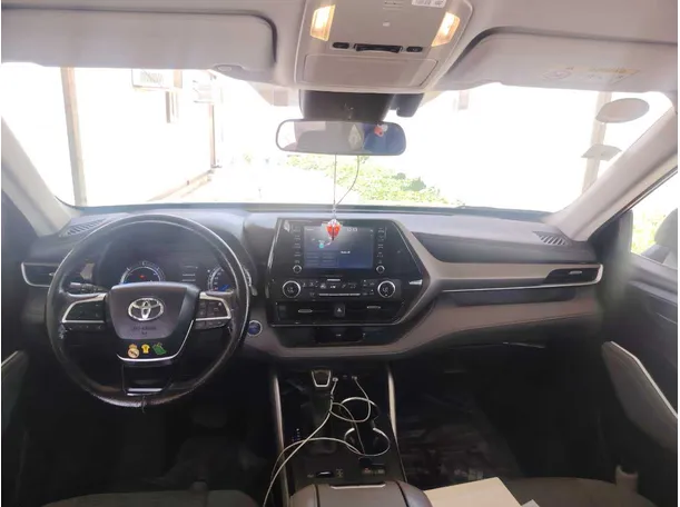 Car image 17