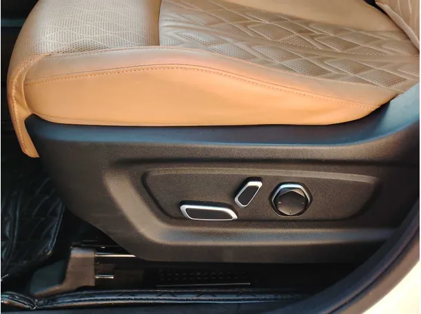 Car image 30