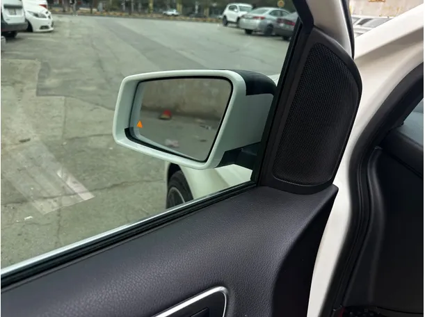 Car image 26