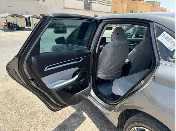 Car image 14