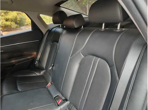 Car image 18