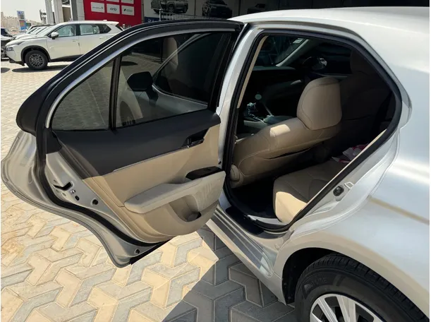 Car image 17
