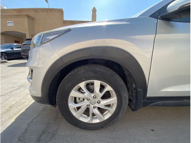 Car image 9