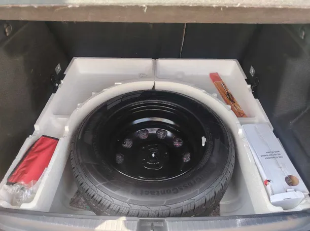 Car image 28