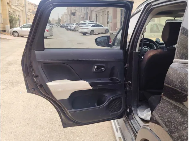 Car image 14