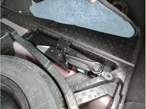 Car image 43